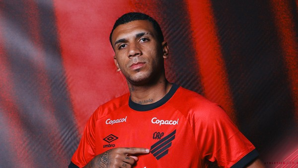 PatriaRub_Negra's tweet photo. ⚠️⚫🔴🔥
#Petterson está afastado no #Athletico por conta de ato de indisciplina. O atacante chegou há poucos dias ao Furacão por empréstimo junto ao #Flamengo e pode ser devolvido ao time carioca. (A informação foi da @Monivilela e foi confirmada)
📇 @venecasagrande https://t.co/b8GK9phquW