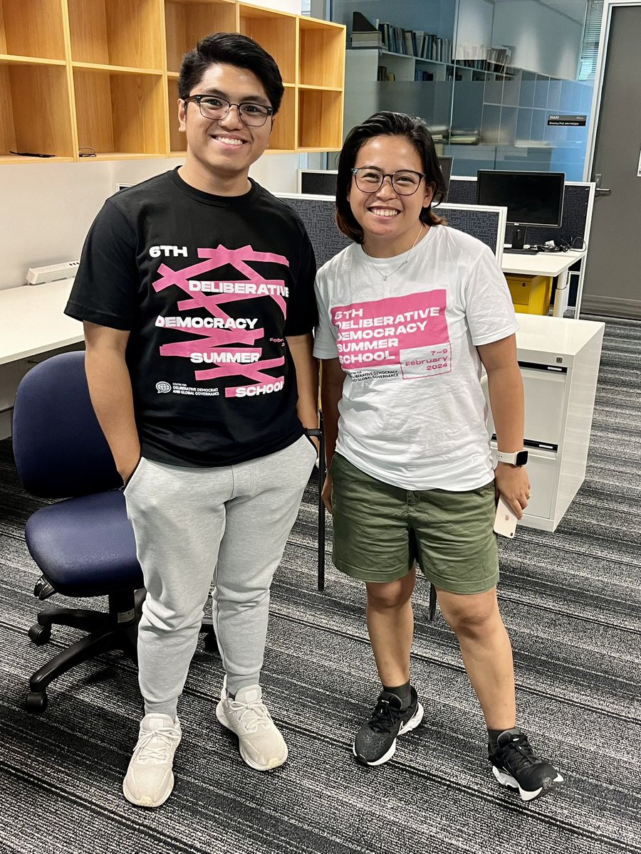 Three weeks after the summer school and the enthusiasm persists. I come to the office and @ferds_sanchez & @mendoza_olives are coincidentally both wearing the t-shirt 🥰💪 #DelDem2024 @DelDemUCan @UCBGL
