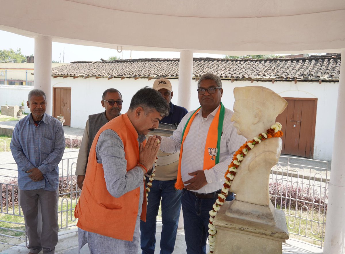 ErPKMall's tweet photo. जिला सिवान प्रखंड जीरादेई स्थित सनातन रक्षक, भारत के प्रथम राष्ट्रपति, भारत रत्न से सम्मानित परम श्रद्धेय डॉक्टर राजेंद्र प्रसाद जी की पुण्यतिथि पर उनके पैतृक निवास पर पहुंचकर उनके प्रतिमा पर माल्यार्पण कर उन्हें श्रद्धांजलि अर्पित किया। https://t.co/tYvDiVH6hi
