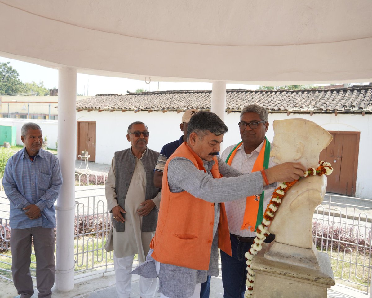 ErPKMall's tweet photo. जिला सिवान प्रखंड जीरादेई स्थित सनातन रक्षक, भारत के प्रथम राष्ट्रपति, भारत रत्न से सम्मानित परम श्रद्धेय डॉक्टर राजेंद्र प्रसाद जी की पुण्यतिथि पर उनके पैतृक निवास पर पहुंचकर उनके प्रतिमा पर माल्यार्पण कर उन्हें श्रद्धांजलि अर्पित किया। https://t.co/tYvDiVH6hi