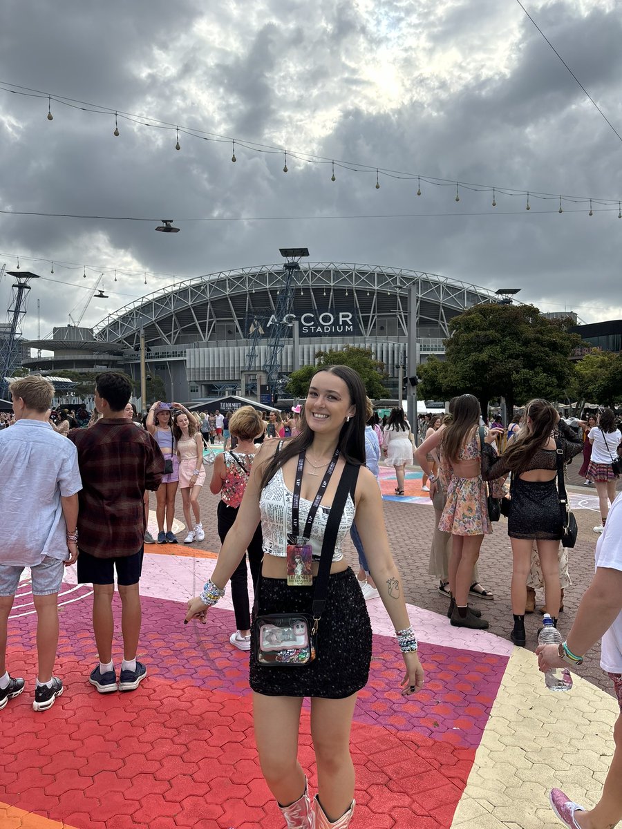 had the time of my life at the #ErasTourSydney 🫶🏼🖤