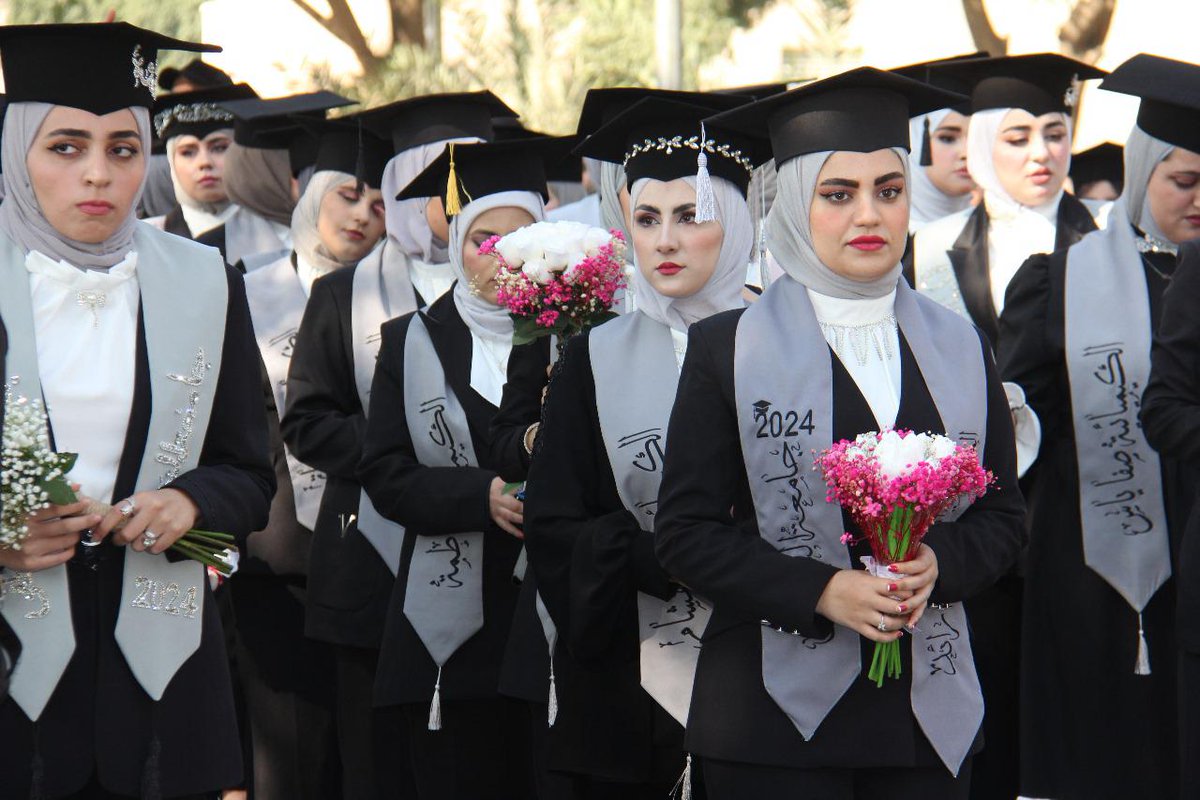 AlnahrainU's tweet photo. Fourth-year students from the scientific departments of the Faculty of Science took a graduation photo after four years of hard work and dedication. Their professors, who had accompanied them throughout their journey and victories, were next to them. The presence of the students https://t.co/Y8xgnt6nSm