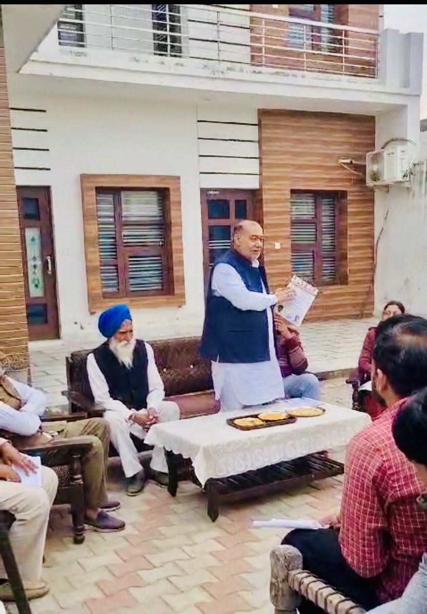 INCAshokMehta's tweet photo. “घर घर कांग्रेस, हर घर कांग्रेसअभियान बैठक गाँव नगला नानकु, हल्का नारायणगढ़ 03।

हरियाणा में हुड्डा साहब के नेतृत्व में सरकार बनने पर हर परिवार को 300 यूनिट मुफ़्त, बुढ़ापा पेंशन 6000 महीना, गैस सिलेंडर 450 रूपये में दिया जाएगा व अन्य गारंटियों से अवगत कराया। @DeependerSHooda https://t.co/dSoNriSaWW