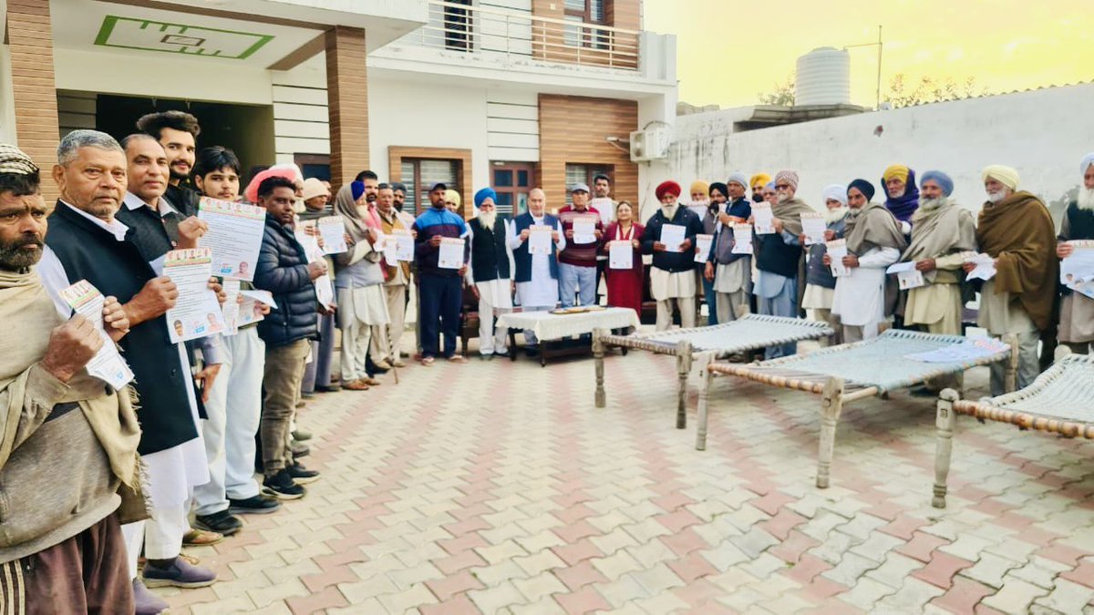 INCAshokMehta's tweet photo. “घर घर कांग्रेस, हर घर कांग्रेसअभियान बैठक गाँव नगला नानकु, हल्का नारायणगढ़ 03।

हरियाणा में हुड्डा साहब के नेतृत्व में सरकार बनने पर हर परिवार को 300 यूनिट मुफ़्त, बुढ़ापा पेंशन 6000 महीना, गैस सिलेंडर 450 रूपये में दिया जाएगा व अन्य गारंटियों से अवगत कराया। @DeependerSHooda https://t.co/dSoNriSaWW