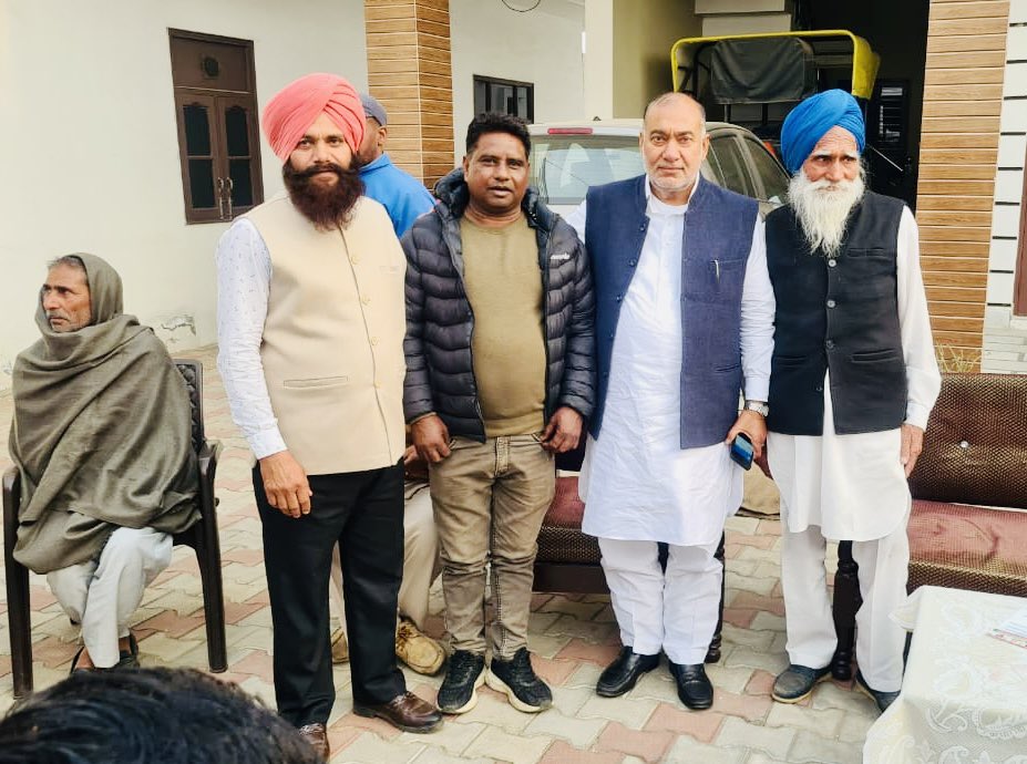 INCAshokMehta's tweet photo. “घर घर कांग्रेस, हर घर कांग्रेसअभियान बैठक गाँव नगला नानकु, हल्का नारायणगढ़ 03।

हरियाणा में हुड्डा साहब के नेतृत्व में सरकार बनने पर हर परिवार को 300 यूनिट मुफ़्त, बुढ़ापा पेंशन 6000 महीना, गैस सिलेंडर 450 रूपये में दिया जाएगा व अन्य गारंटियों से अवगत कराया। @DeependerSHooda https://t.co/dSoNriSaWW