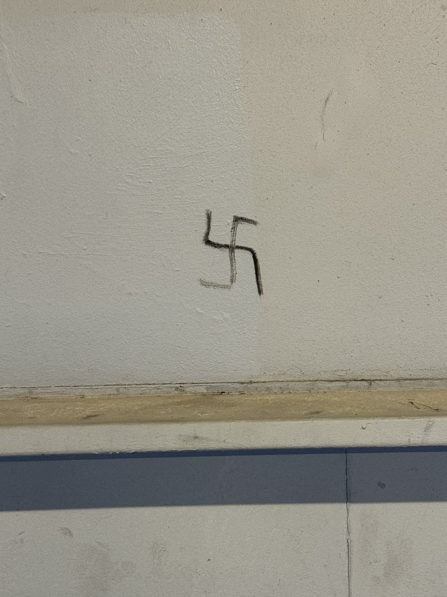 refugeesindo's tweet photo. @DB_Presse @DB_Bahn @stadtdortmund @polizei_nrw_do An der S-Bahn Haltestelle Dortmund Stadhaus sind mehrere Hakenkreuze geschmiert. Wenn ich Sie entferne, dann mache ich mich strafbar. Bei Graffitis geht es ja auch immer relativ schnell mit dem putzen.
#nonazisdo https://t.co/YVVcnTVUro