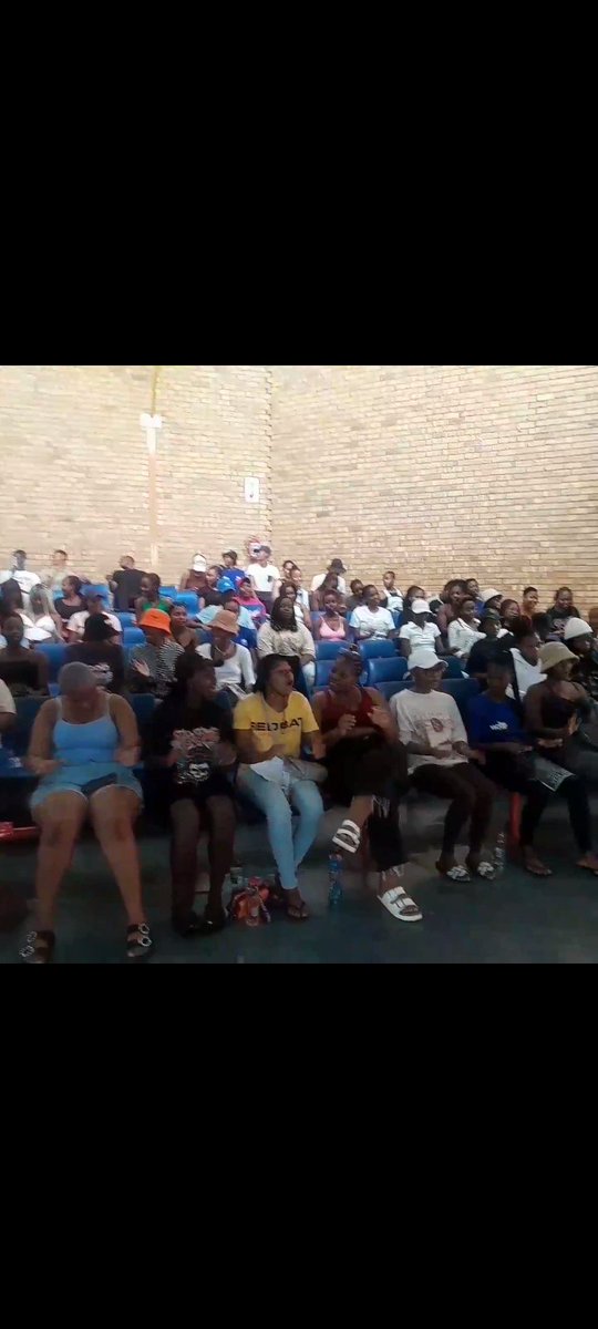 siphosethu83012's tweet photo. last week I went to an orientation of meet&amp;greet &amp; there I met some friends who matched my personality,it felt amazing because I didn't think I'd make friends here because I'm very bad at that  #TUTJOURN2024 #twitterchallenge @sholain https://t.co/pCpCIVQwK8