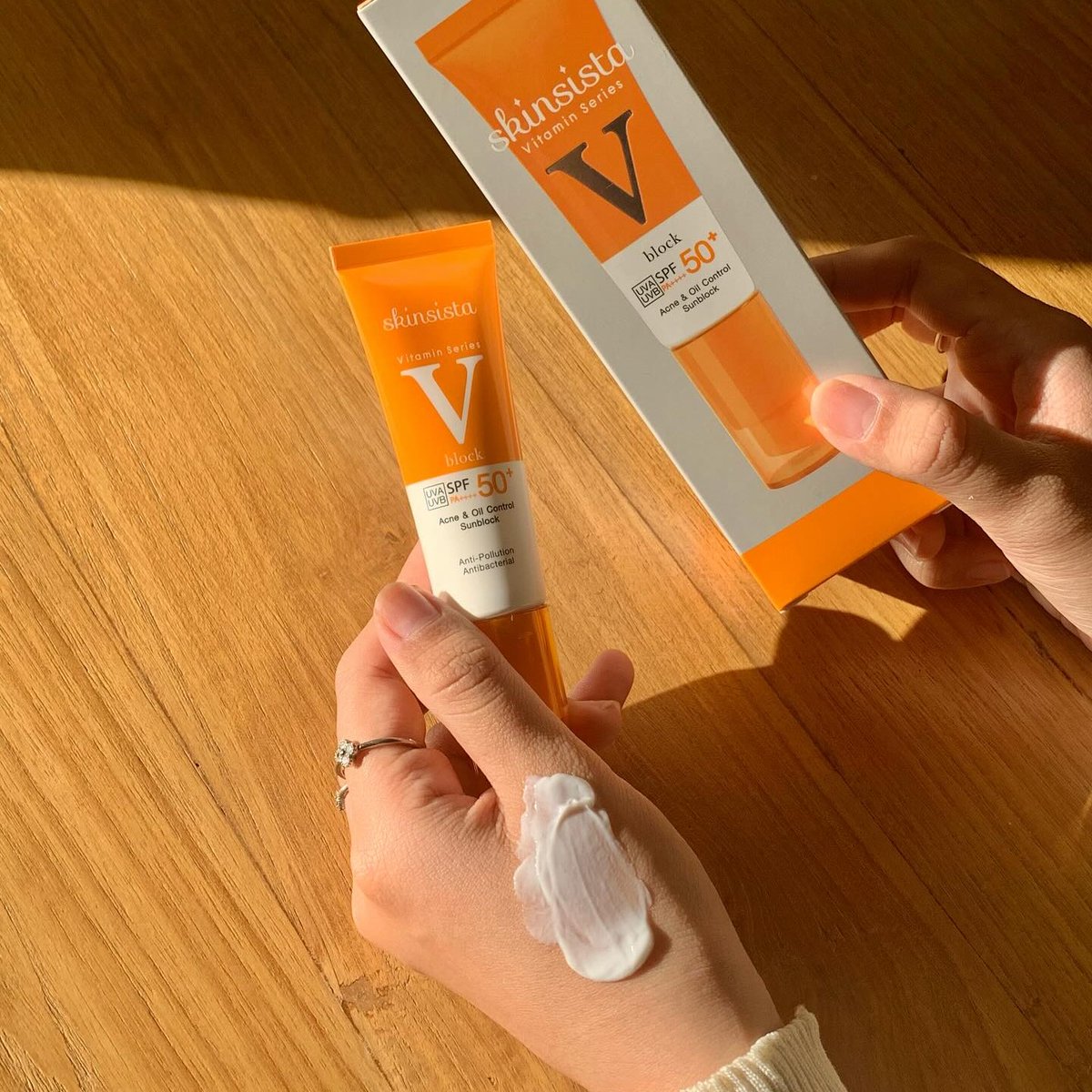 WatsonsThailand's tweet image. “กันแดดที่เด่นเรื่องเนื้อเบา แล้วช่วยลดสิว คนผิวแพ้ง่ายใช้ได้ แถมคนหน้ามันเป็นสิวใช้ได้ด้วย เพราะไม่อุดตัน”
CR. Baii Phaii
V Block SPF50+ PA++++
ราคาพิเศษ 395.- ปกติ 790.-
ที่ร้านวัตสัน และวัตสันออนไลน์ watsonsonline.store/e3l4
29 ก.พ. 67 - 27 มี.ค 67
#VBlock #โปรวัตสัน