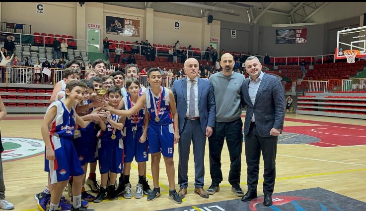 BkYalova's tweet photo. Okul Sporları Küçük Erkek Basketbol İl Müsabakalarında Ortaokul Küçük Basketbol Takımımız Özel Uzmanlar Koleji Ortaokulu Maçını 82-13 kazanarak İl Şampiyonu olmuştur, takımımızı tebrik ediyoruz.🏆👏👏
@bahcesehir_k12 @tezel_berrak @zekialtuntas61
#BahçeşehirKoleji❤💙 https://t.co/W6fFn1SXdd