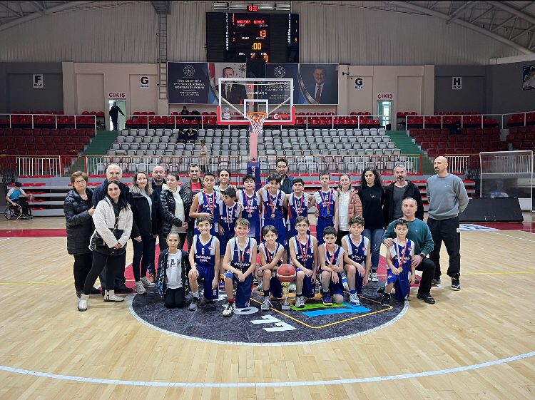 BkYalova's tweet photo. Okul Sporları Küçük Erkek Basketbol İl Müsabakalarında Ortaokul Küçük Basketbol Takımımız Özel Uzmanlar Koleji Ortaokulu Maçını 82-13 kazanarak İl Şampiyonu olmuştur, takımımızı tebrik ediyoruz.🏆👏👏
@bahcesehir_k12 @tezel_berrak @zekialtuntas61
#BahçeşehirKoleji❤💙 https://t.co/W6fFn1SXdd