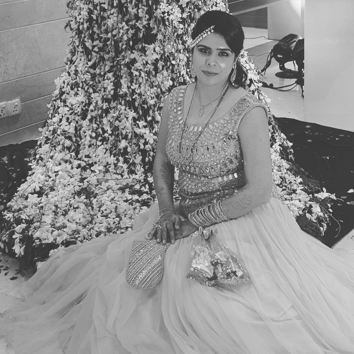 BajajGehna's tweet image. The secret of staying young is to live honestly, eat slowly &amp;amp; keep lying about your age 🤣
.

.

.
#mirrorwork #bhartiya #italian #makeup #hairstyle #pose #photooftheday #dressup