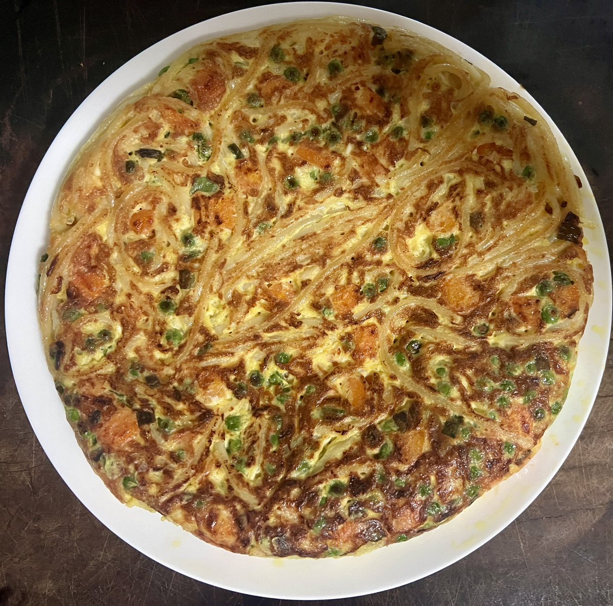 Frittata di Spaghetti and why not! Such an easy and delicious cold supper for when it’s STILL so very hot. A lovely recipe from @TheoRandall cookbook, The Italian Pantry.

#dinner