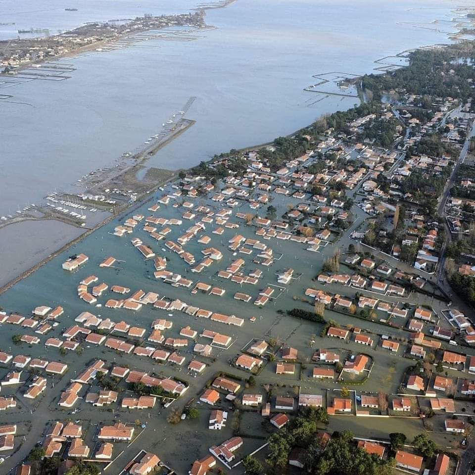 🌊🏠 Le littoral vendéen en partie dévasté par le passage de la #tempête en ce 28 février 2010 😢
⚫ 14 ANS PLUS TARD, LA VIE CONTINUE pour les familles des victimes mais les séquelles sont toujours là.
#Xynthia

<a href="/GWoznica/">Guillaume Woznica</a> <a href="/lachainemeteo/">La Chaîne Météo</a> <a href="/lavendeeinfo/">La Vendée Info</a> <a href="/Meteovilles/">Guillaume Séchet</a> <a href="/OuestFrance/">Ouest-France</a>