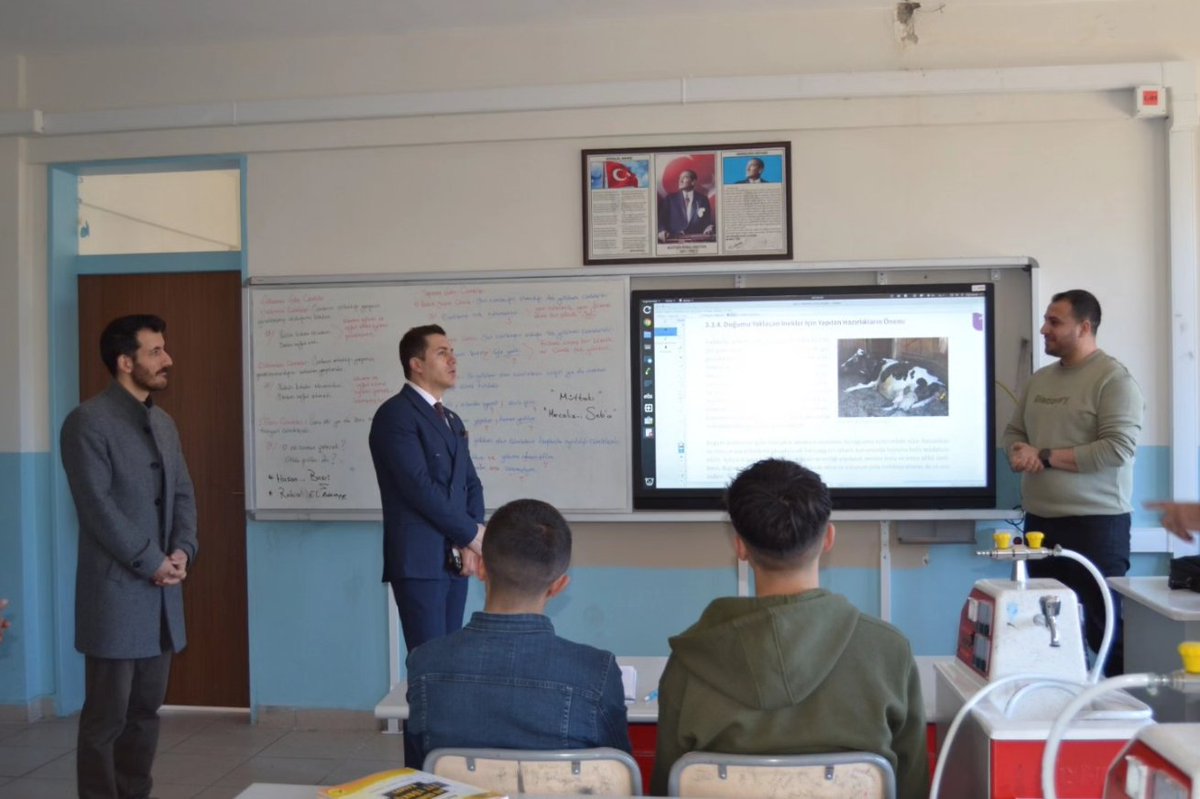 karacobanmem's tweet photo. Kaymakamımız Sn Hacı Kerim MERAL, Milli Eğitim Müdürümüz Sn Muhlis KARAKURT, Şube Müdürlerimiz Sn Bilal YÜKSEL ve Halit ALAGÖZ eşliğinde Kopal Çok Programlı Anadolu lisesi ve Kopal ortaokulunu ziyaret etti. @Erzurum_Mem @yakupyildiz024 @MuhlisKARAKURT @bilallyuksel @HalitALAGZ2 https://t.co/Cy8hwgjPRE