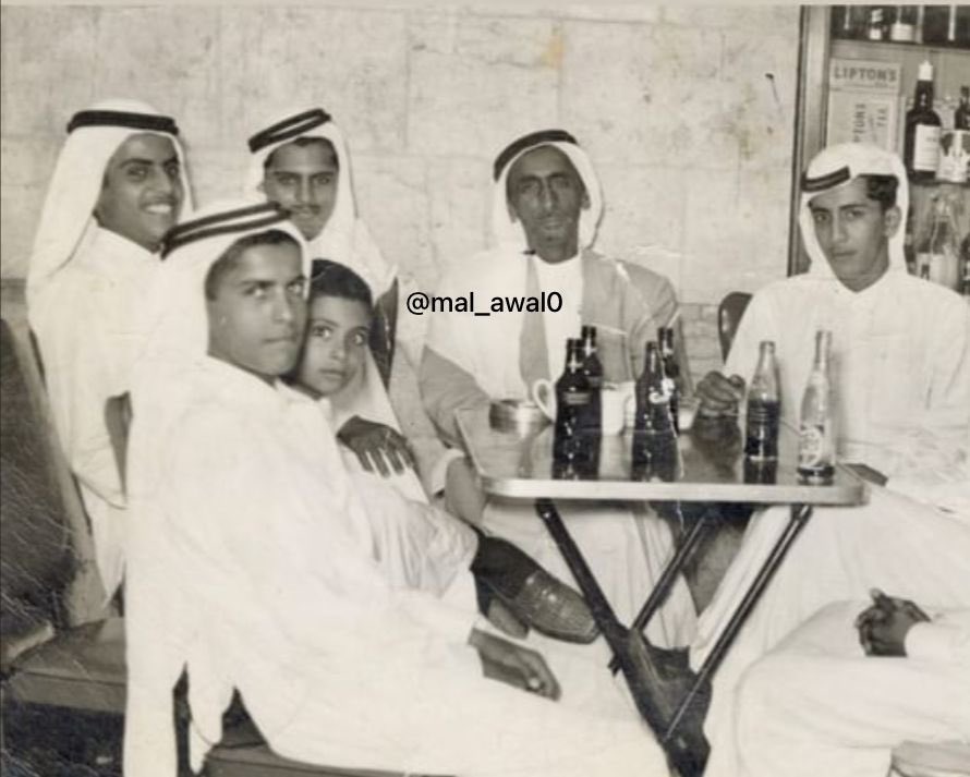 Awal0Mal's tweet photo. من اليمين  الوالد حمد بن شعيل العطية رحمه الله - الوالد شعيل بن ناصر العطية رحمه الله - الوالد خليفة بن حمد الابراهيم العطية رحمه الله - عبدالله بن خليفة العطية حفظه الله - الطفل علي خليفة العطية حفظه الله - الوالد حمد بن ناصر العطية حفظه الله  في لبنان سنة ١٩٦٤ https://t.co/tioyhbVYH7