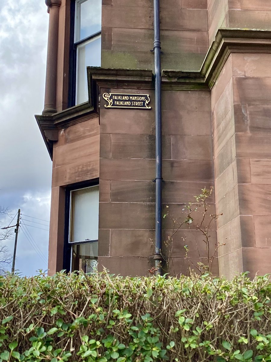 #MomentsOfBeauty in #Glasgow: The nice thing about Scotland is that tenements run across the full social spectrum from the ‘single end’ to the ‘mansion flat’. This pretentious original street sign on an Edwardian tenement in Hyndland is all too keen to remind us of its status 🥰!