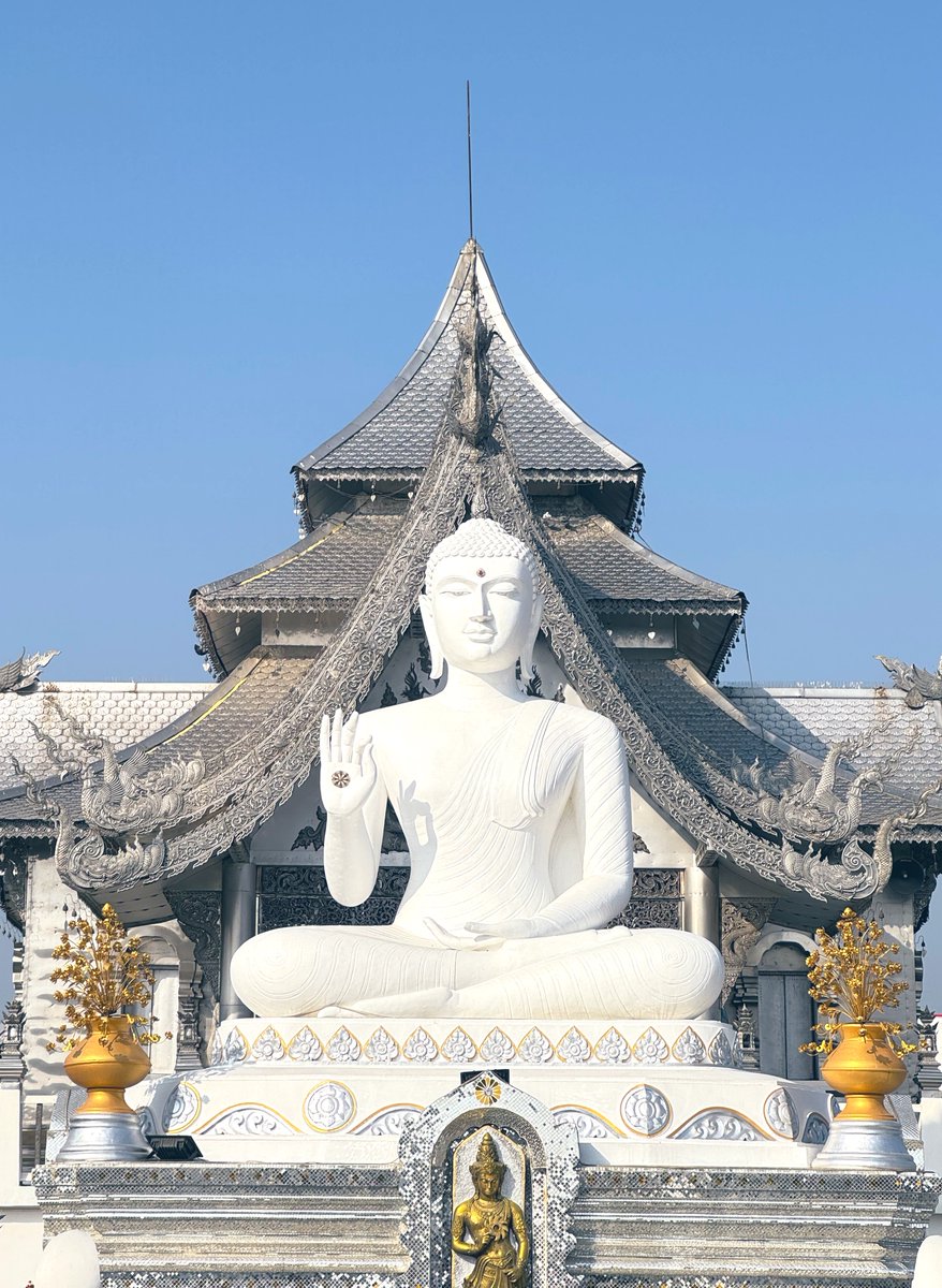 शक्तीशाली व्हायचे असेल तर भरपूर ज्ञान मिळवा आणि त्यासोबत आदर हवा असेल तर चारित्र्य चांगले ठेवा.

- गौतम बुद्ध