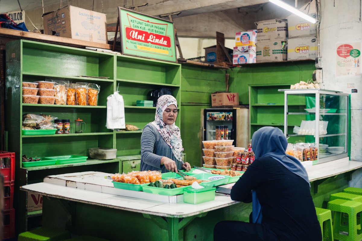 drhaltekehalte's tweet photo. Ada satu warung yang “ngumpet” di lorong lantai 1 Pasar Tebet Barat: Kantin Uni Linda, yang menyediakan ketupat sayur nan lamak rasonyo (Rp13K) dan berbagai jajanan khas Minang lain, seperti ketan dan pisang goreng. Dari Stasiun Tebet tinggal naik JAK.18 #ngebetketebet https://t.co/WBIOe5jzwE