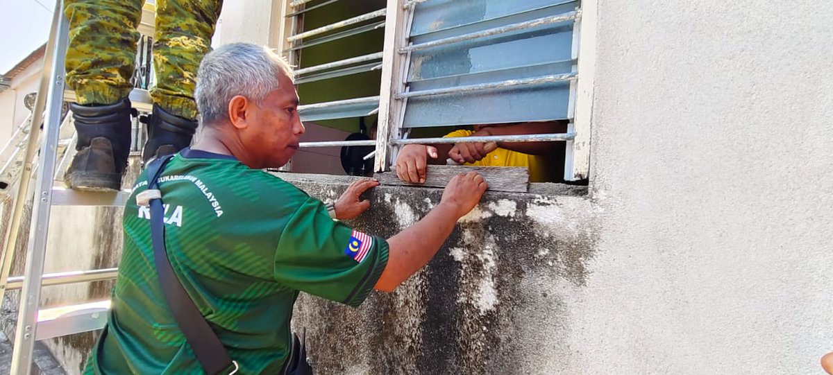 RELADAERAHBTGJH's tweet photo. 27 Februari 2024, Selasa l Batu Gajah - Sekitar Program Khidmat Bakti RELA Gotong-Royong Baik Pulih Rumah. 
#SetiaBerbakti
#relamalaysia
#KeselamatanTanggungjawabBersama
#KDN_TogetherWeAreOne
#MalaysiaMadani https://t.co/lunfGbD44c