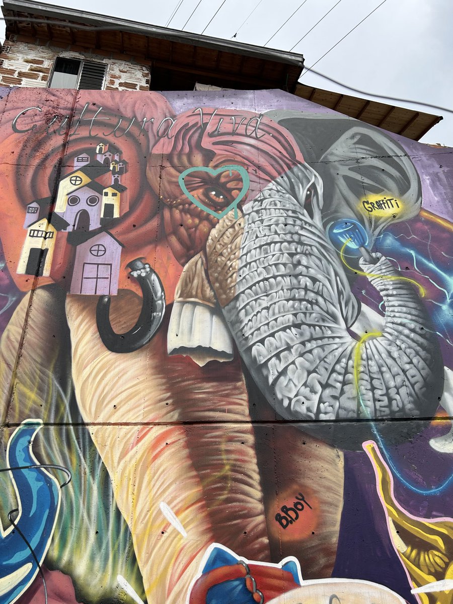 Megamaniak16's tweet photo. Graffiti Art in the Comuna Trece
#Medillin #LasEscaleras #Colombia https://t.co/56ohdq5GS4