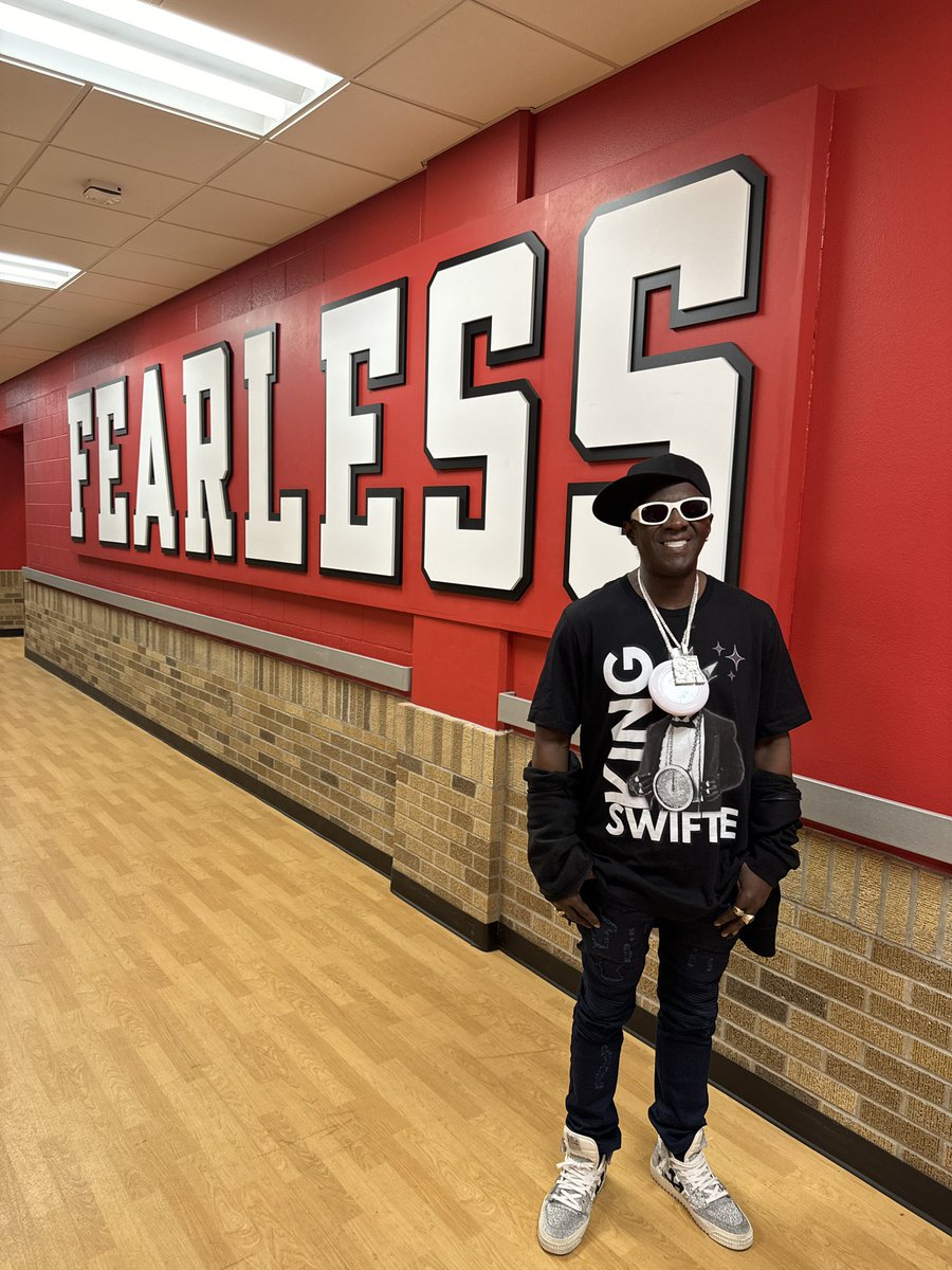 FlavorFlav's tweet photo. Texas Tech some real big Taylor Swift fans https://t.co/xgNlVai7st