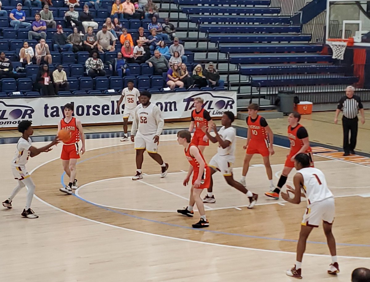 HuskerVol's tweet photo. #TennesseeBoysHighSchoolBasketball #TSSAA #Region7A 2nd Semifinal: @GleasonSchoolTN(orange) vs. @HumboldtSchools(white)  @west10sports https://t.co/fkPFRtU114