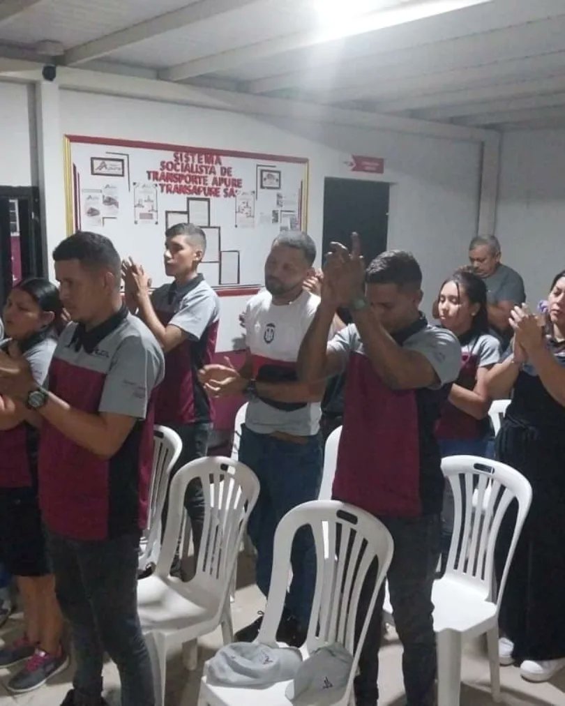#VenezuelaAbreCaminos
TransApure realizó Culto de Adoración para honrar al Todopoderoso. 
<a href="/NicolasMaduro/">Nicolás Maduro</a> 
<a href="/delcyrodriguezv/">Delcy Rodríguez</a> 
@TransporteGobVe 
<a href="/payvoficial/">Plantayutongvenezuelaoficial</a> 
<a href="/NestorLReverol/">Néstor Reverol</a> 
<a href="/rvaraguayan/">Ramón Celestino Velásquez Araguayán</a> 
<a href="/hectorojasve/">Héctor Rojas</a> 
<a href="/eduardopiate2/">eduardo piñate</a> 
<a href="/Prensa_ApureGob/">Prensa_GobernacionApure</a>