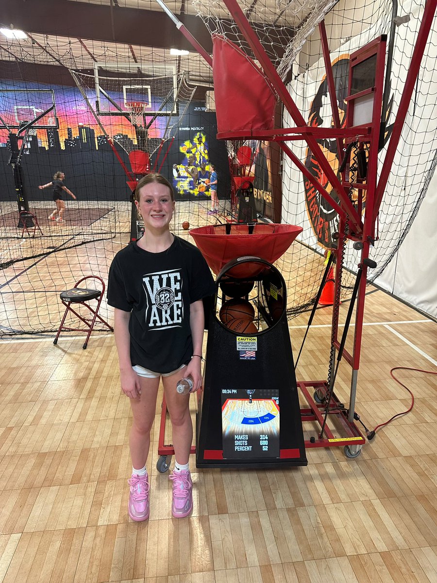 Got 600 in tonight <a href="/teamhunchobball/">TEAM HUNCHO BASKETBALL</a> <a href="/coach_jgray/">@teamhunchonxtgen</a> <a href="/_AlexisBurke/">Alexis Burke</a> <a href="/coachtgredstorm/">Tony Green</a> 
 <a href="/CreekviewWBB/">CreekviewWomensBasketball</a> <a href="/mikemillsnc/">Mike Mills WBB College Recruiting</a> <a href="/CoachEW/">Eric Wise</a>