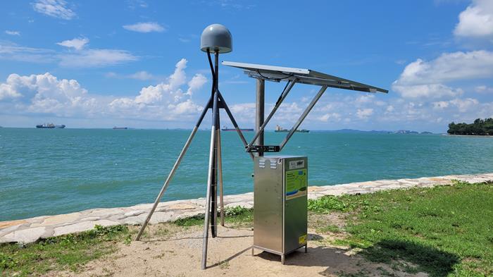 EOS_SG's tweet photo. #ThrowBack: Monitoring and understanding #SeaLevelRise is key to #EOSsg research. In 2023, EOS launched the first of four new stations to better monitor changes to land height and sea levels in Singapore. #15YrsWithEOS
https://t.co/URrerOyazK https://t.co/AdlABA9F8d