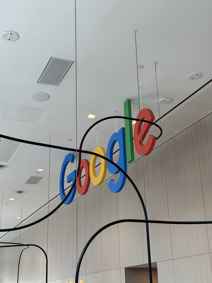 AlunICT's tweet photo. On top of Samsung we popped over to Google store by their New York office 🗽 https://t.co/IEu9mnUtJX