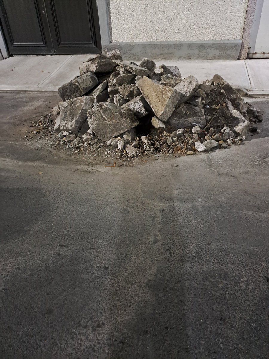 rcoello69's tweet photo. Y la @Alc_Iztapalapa luce por su ausencia. Todo este tiradero en la calle de Geólogos desde hace 2 meses y no tienen para cuándo venir a recogerlo. A ver si ya se ponen las pilas https://t.co/HD5KJWG7Sy