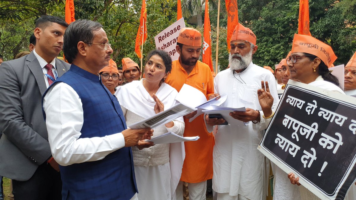 लखनऊ स्थित आवास पर भारी संख्या में आसाराम बापू जी के समर्थकों द्वारा उनके खराब स्वास्थ्य को देखते हुए उपयुक्त स्थान पर भेजने हेतु उनकी रिहाई के लिए ज्ञापन दिया गया।

<a href="/narendramodi/">Narendra Modi</a> <a href="/JPNadda/">Jagat Prakash Nadda</a> <a href="/AmitShah/">Amit Shah</a> <a href="/blsanthosh/">B L Santhosh</a> <a href="/myogiadityanath/">Yogi Adityanath</a> <a href="/idharampalsingh/">Dharampal Singh</a> @pmoindia <a href="/BJP4India/">BJP</a> <a href="/BJP4UP/">BJP Uttar Pradesh</a>