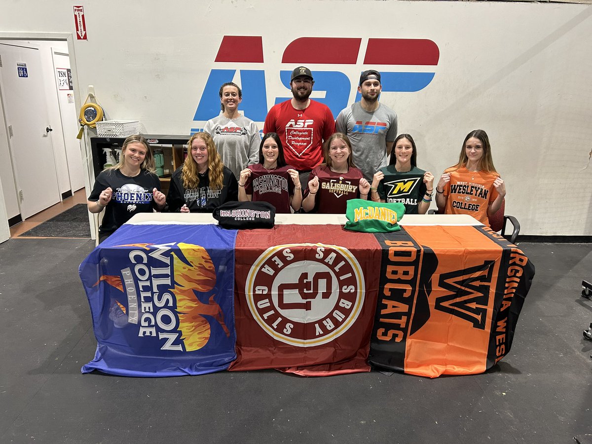 Bunch of senior studs at their last night with <a href="/absolutesports_/">Absolute Sports Performance</a> after five years!