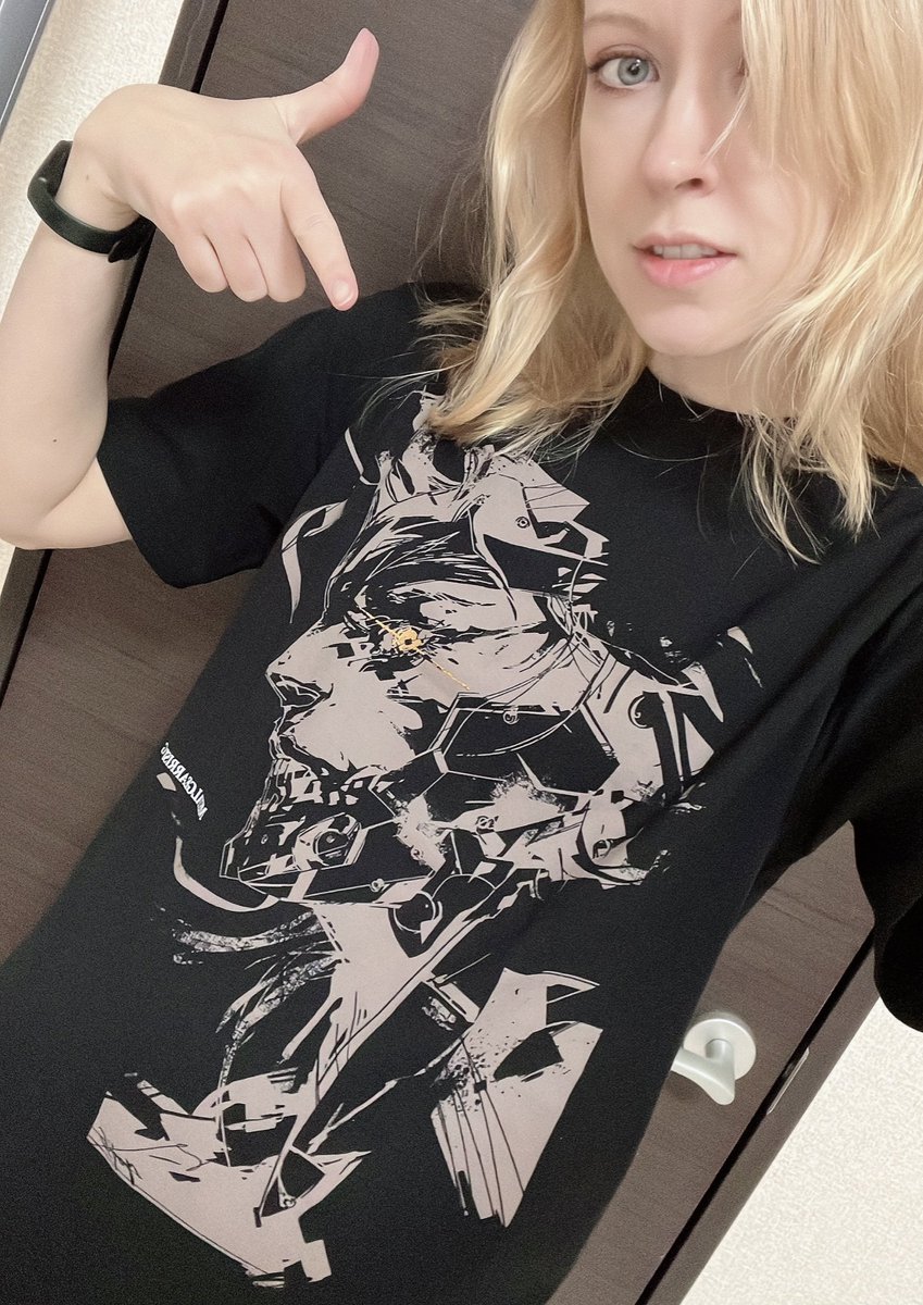 othatsraspberry's tweet photo. thank you @Konami for sending over one of the shirts from the uniqlo metal gear collection!! 🥰✨ https://t.co/nDDSitFUjh