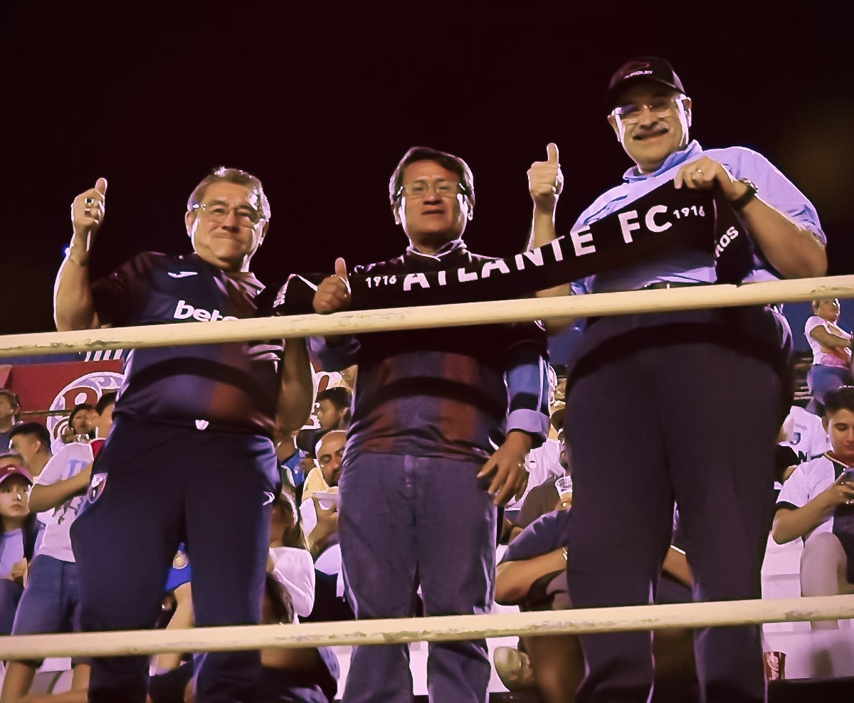Atlante's tweet photo. ¡GRACIAS FAMILIA AZULGRANA, POR ALENTARNOS EN NUESTRA VISITA A MÉRIDA!

#SerAtlante 
#PotrosDeHierro https://t.co/wU7E7PY0UA