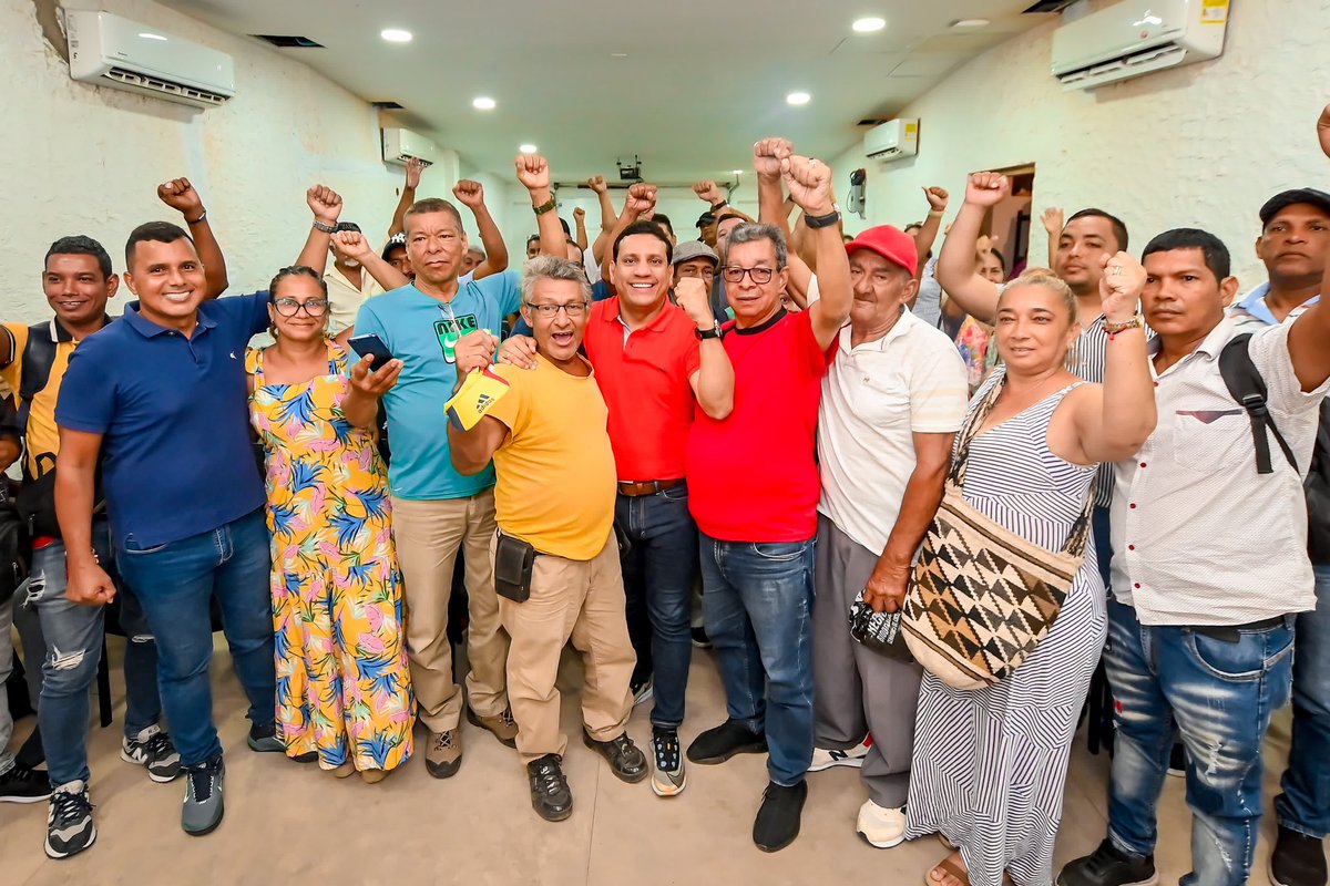fzciudadana's tweet photo. ¡El Cambio no se lo robarán! 

Seguimos sumando y ratificando el apoyo, la Fuerza, hoy con los ex vendedores de la Carrera 5ta y las Asociaciones de Pescadores de La Bahía, La Tenería y Los Cocos; quienes han sido testigos del verdadero Cambio, porque necesitamos seguir cumpliéndole a los samarios con proyectos y programas como lo venían haciendo los Gobiernos del Cambio. 

¡Juntos por la Defensa de la Democracia!