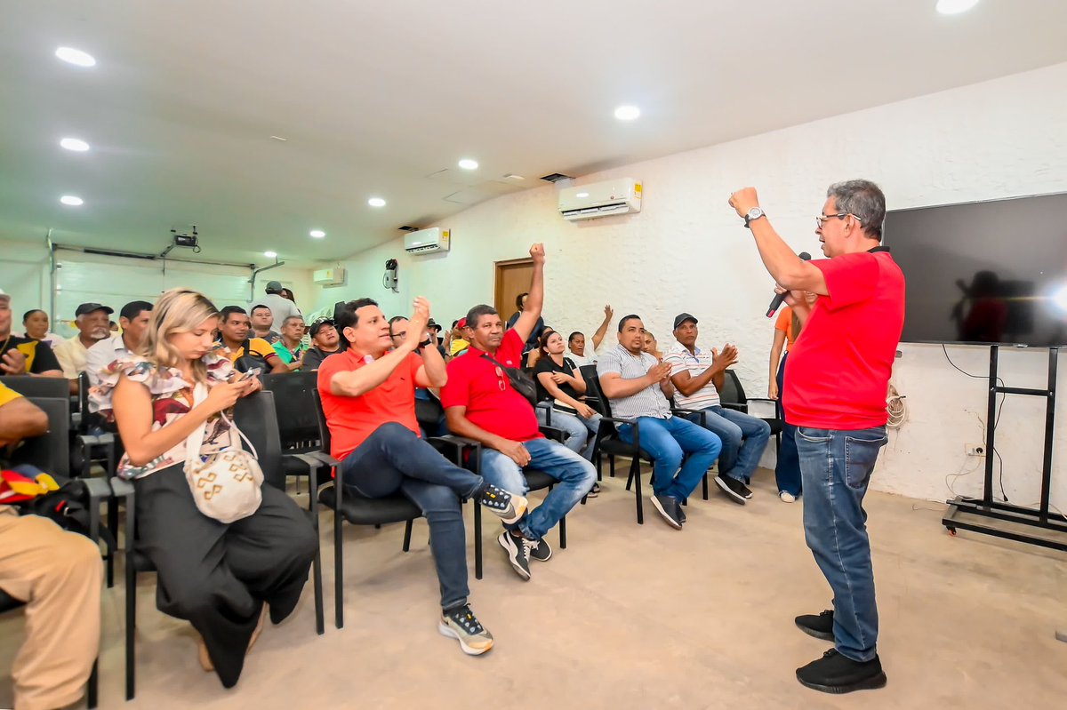 fzciudadana's tweet photo. ¡El Cambio no se lo robarán! 

Seguimos sumando y ratificando el apoyo, la Fuerza, hoy con los ex vendedores de la Carrera 5ta y las Asociaciones de Pescadores de La Bahía, La Tenería y Los Cocos; quienes han sido testigos del verdadero Cambio, porque necesitamos seguir cumpliéndole a los samarios con proyectos y programas como lo venían haciendo los Gobiernos del Cambio. 

¡Juntos por la Defensa de la Democracia!