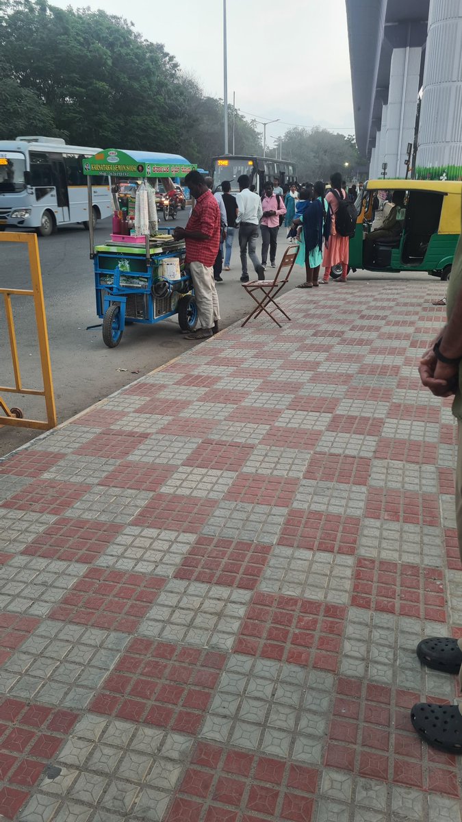 SASHIKUMARTANJR's tweet photo. This vendor is an obstruction to Metro users @ Whitefield (Kadugodi) metro station while alighting and boarding buses from Metro.

Can this be moved farther from the Bus Stop please. https://t.co/W9AZaK6BFb