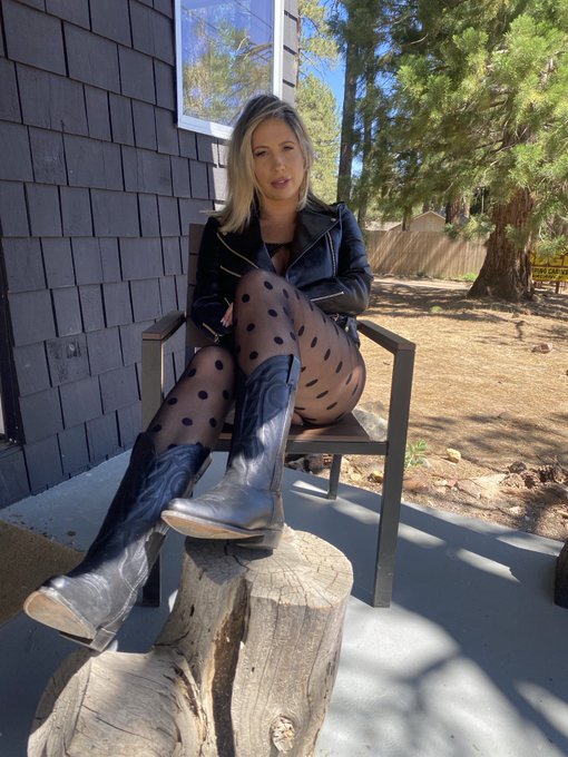 Meet me here? &mdash;-> https://t.co/RG5iX7s8XL RT https://t.co/e0TnHpTX2T<a href="/tag/tgif"class="tags"><span>#tgif</span></a>