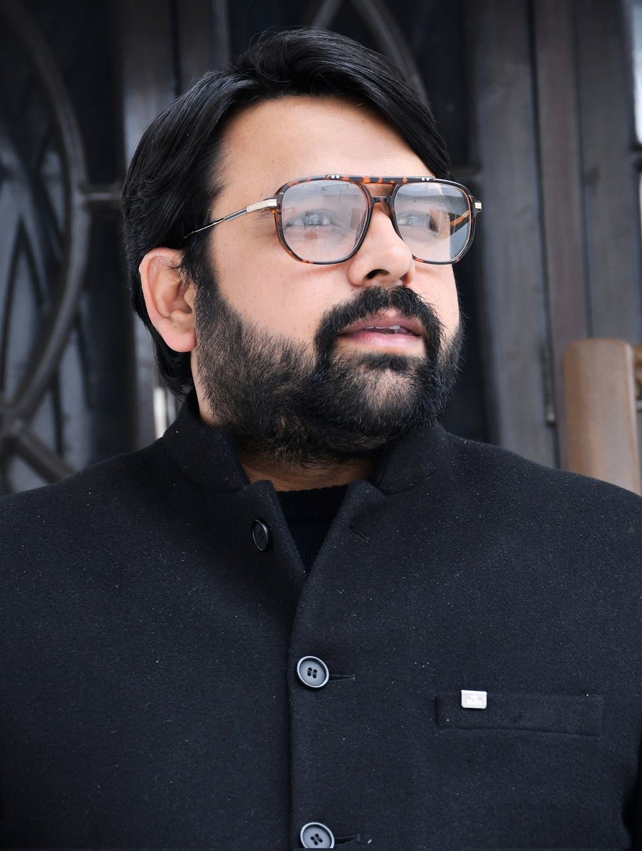 NalinYuva's tweet photo. हर ठहरे हुए व्यक्ति में 
एक दौड़ता हुआ सफ़र होता है ।। https://t.co/iaF7Gtbe2S