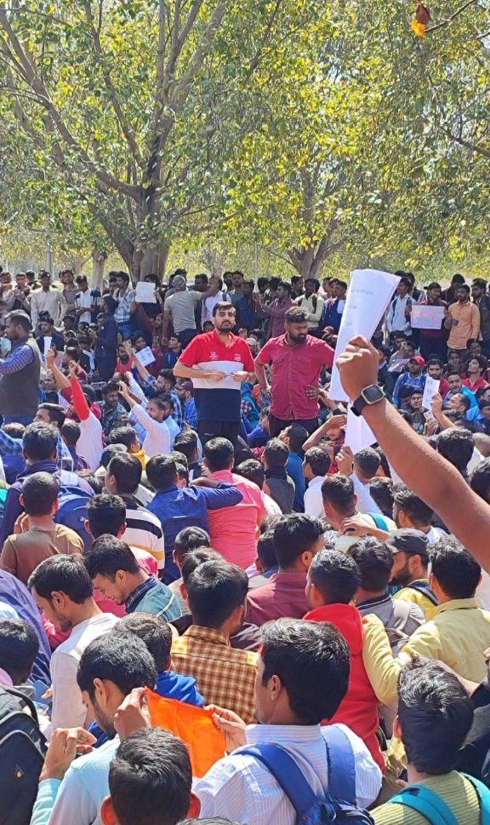 निकलो बाहर मकानों से
जंग लड़ो बेईमानों से
#RO_ARO_WE_WANT_REEXAM 
#RO_ARO_REEXAM 
#RO_ARO_PaperLeak 
#RO_ARO_रद्द_करो 
जो पेपर में चोरी करके अधिकारी बनेगा वो बाद में केवल भ्रष्टाचार ही करेगा इसलिए सरकार तुरंत निर्णय ले और रिएग्जाम कराए 🙏
<a href="/myogiadityanath/">Yogi Adityanath</a> <a href="/CMOfficeUP/">CM Office, GoUP</a> 🙏