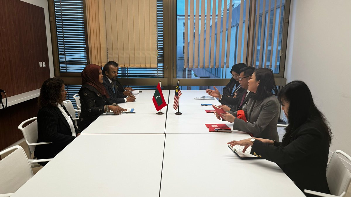 State Minister @SherynaSamad met with the Deputy Minister for Foreign Affairs of Malaysia @MohamadHjAlamin on the margins of #HRC55

Reflected on the long-standing friendship between the two countries and on enhancing the current areas of cooperation.