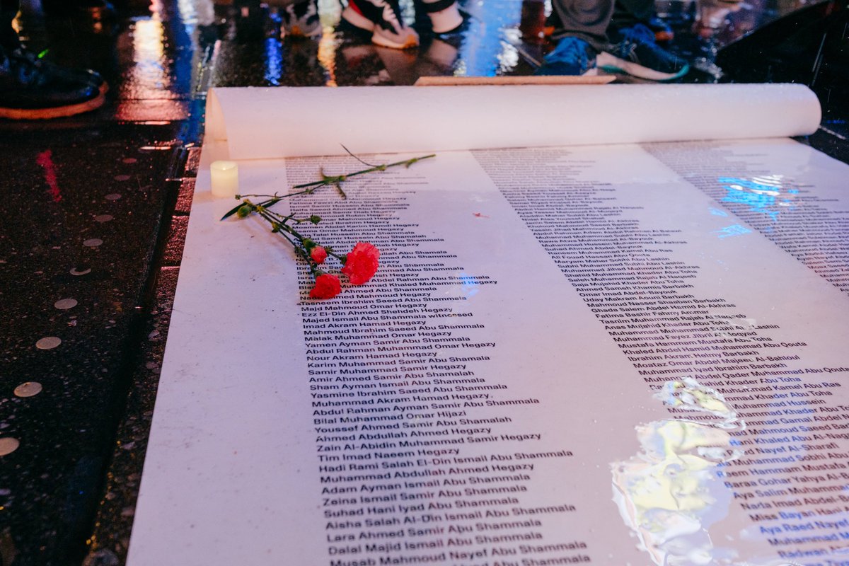 🇵🇸🕯️New Yorkers showed up tonight in the hundreds, even in the pouring rain to pay their respects to Aaron Bushnell, a 25 year old active duty member of the US military who self-immolated outside the Israeli embassy in Washington, D.C. Aaron lit himself ablaze in protest of the