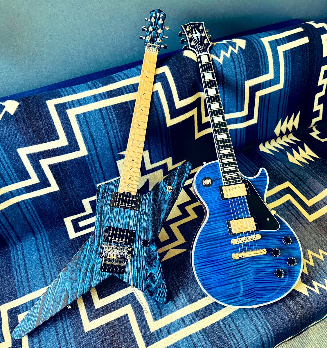 #自慢の青いギターを晒せ 

ウチには青🩵にまつわるギターしかないのですが、純粋に青はこの2本かな。

#ESP #randomstar #gibson #lespaulcustom