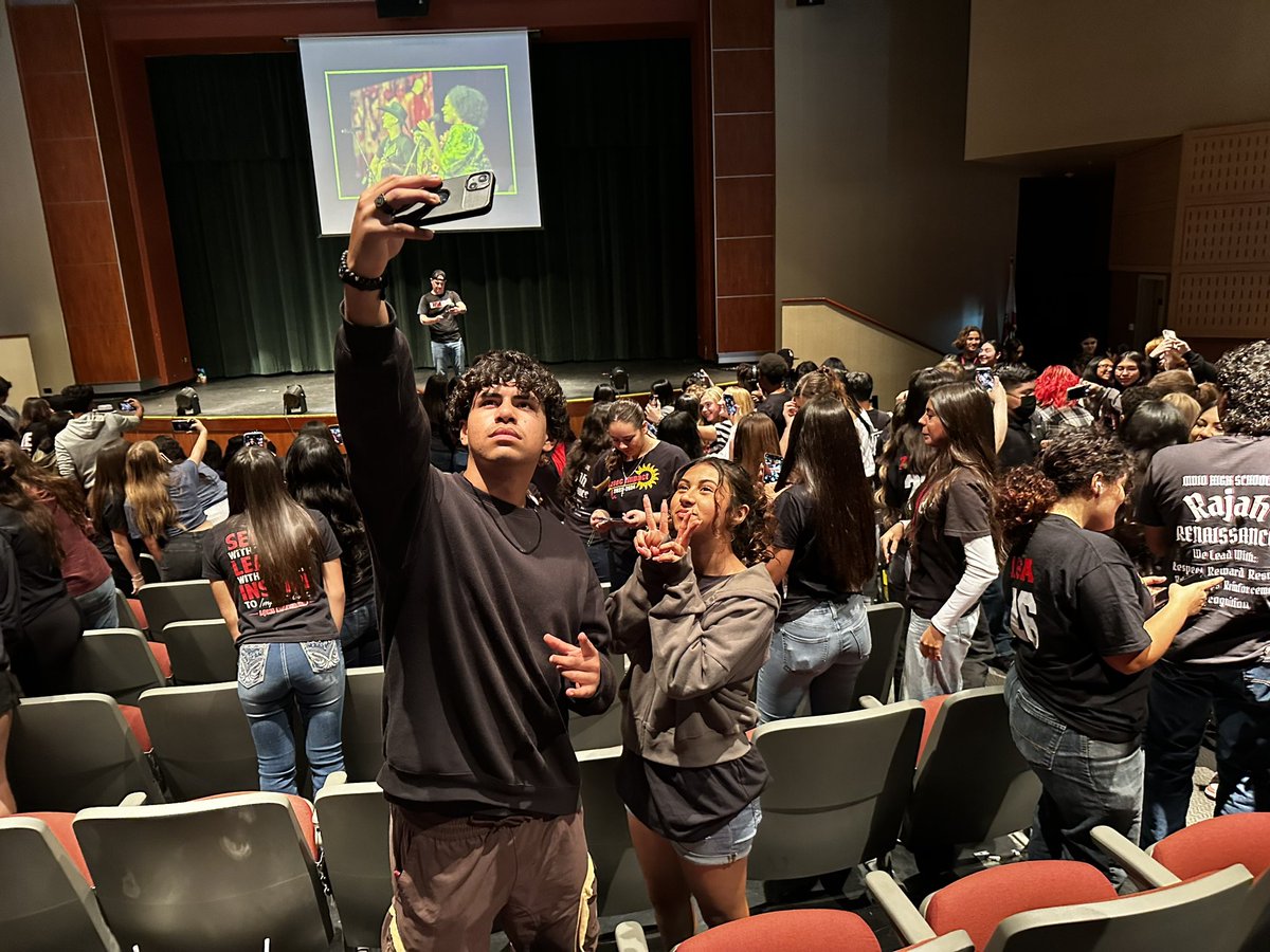 GotBulldogPride's tweet photo. Love seeing student leaders across the valley come together to collaborate on how to positively impact climate and culture on their campuses! Every school should have Josten’s Renaissance! ♥️🐾 #BulldogPRIDE #DSUSDPride @TheDrFarah @DesertSandsUSD @J_Renaissance https://t.co/gcBk8jEJvd