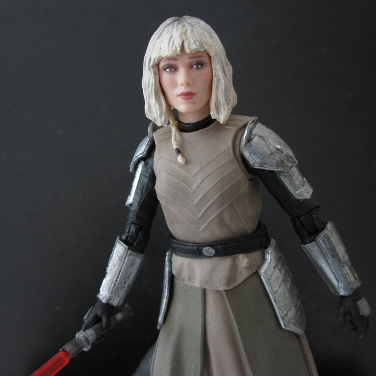 Upgrading the Black Series #ShinHati figure: repainted hair, trimmed bangs a bit, added dark roots & the band at end of braid. Also repainted armor bits & weathered them up.
----
#toyphotography #starwarstheblackseries #hasbrotoypic
