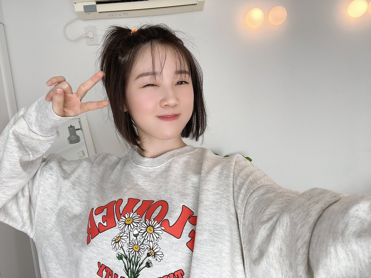 k_cocoa1128's tweet photo. 本日3/1発売「ヤングガンガン」に登場します!!
是非チェックしてくださいね🍀👙

皆さん写真集も届きましたか?
 #甲斐心愛 https://t.co/KXGzPhRPnL