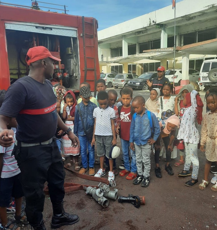 Gazette_Comores's tweet photo. Société 
L’école les Pouffins en immersion à la Sécurité civile
Le samedi 24 février dernier, la direction générale de la sécurité civile (DGSC) a accueilli les élèves de l’école les Pouffins.
https://t.co/8nQPEyf1cO https://t.co/meWjH3cE2x