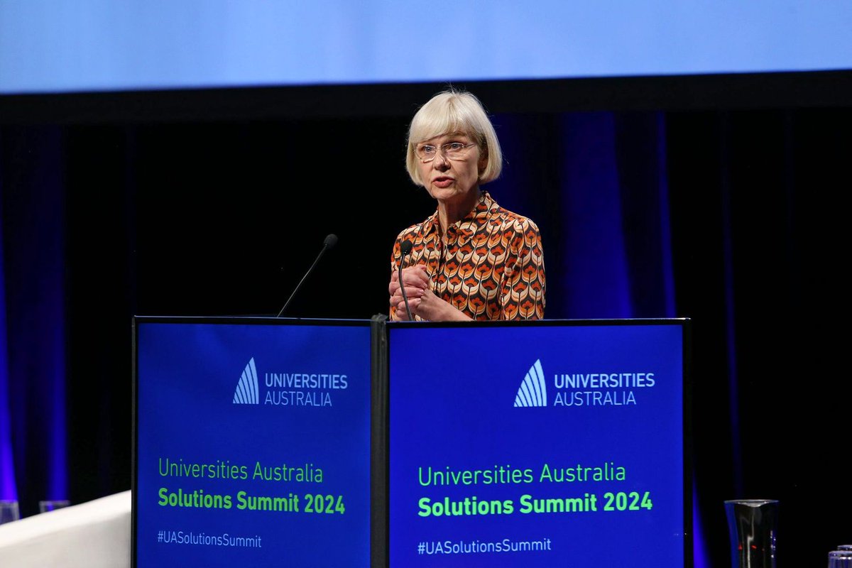 Dr Timothy Renick @tim_renick, founding Executive Director of @_TheNISS shares his compelling insights into student success at the #UASolutionsSummit. @GeorgiaStateU Session chair Prof Deborah Terry, Vice Chancellor @UQ_News.