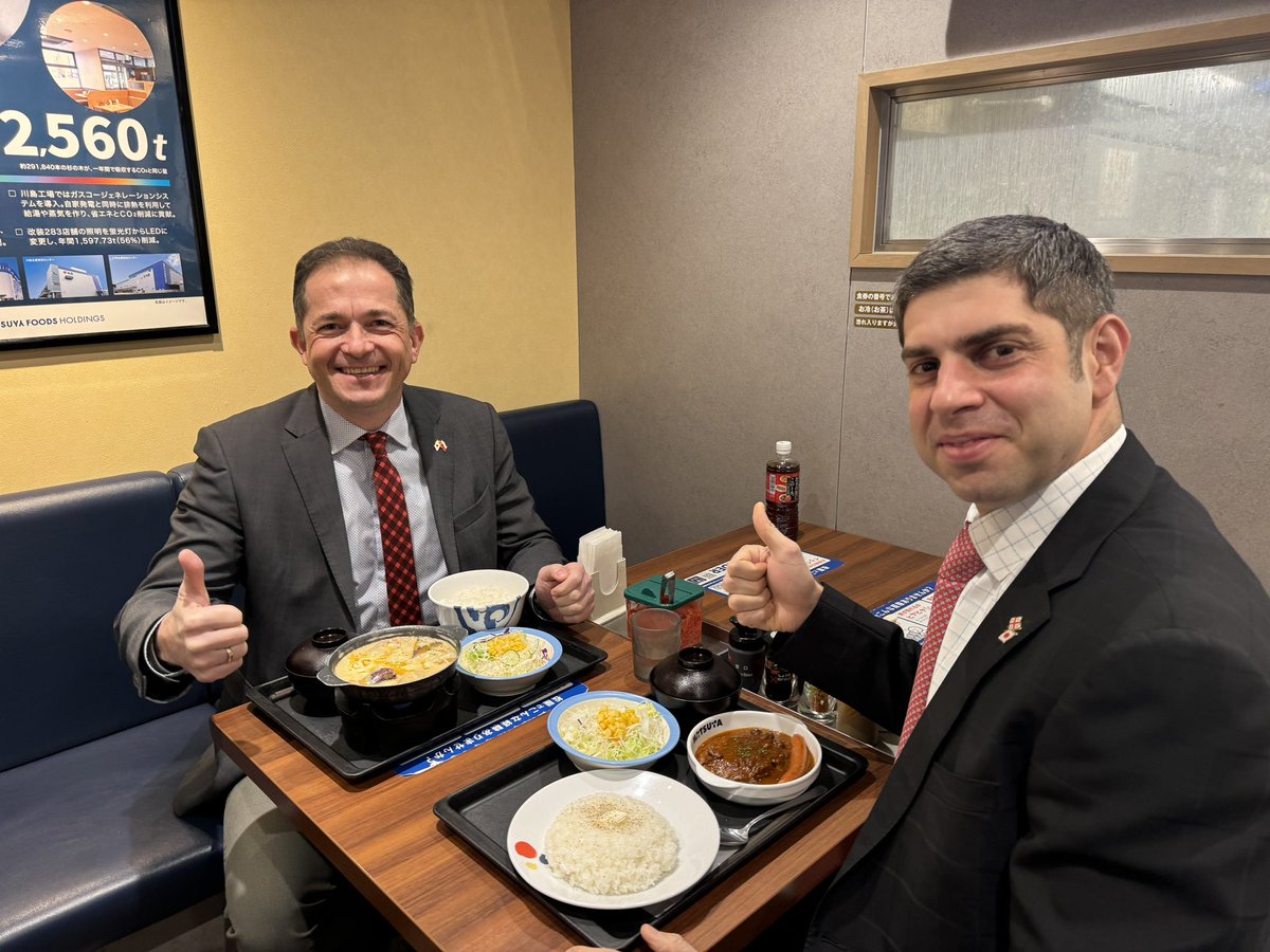 TeimurazLezhava's tweet image. 松屋でポーランド大使にジョージアのシュクメルリを召し上がって頂き、私はポーランドのミエロニィハンバーグを頂きます。これも日本で起きた外交史の1ページです🇬🇪🇯🇵🇵🇱